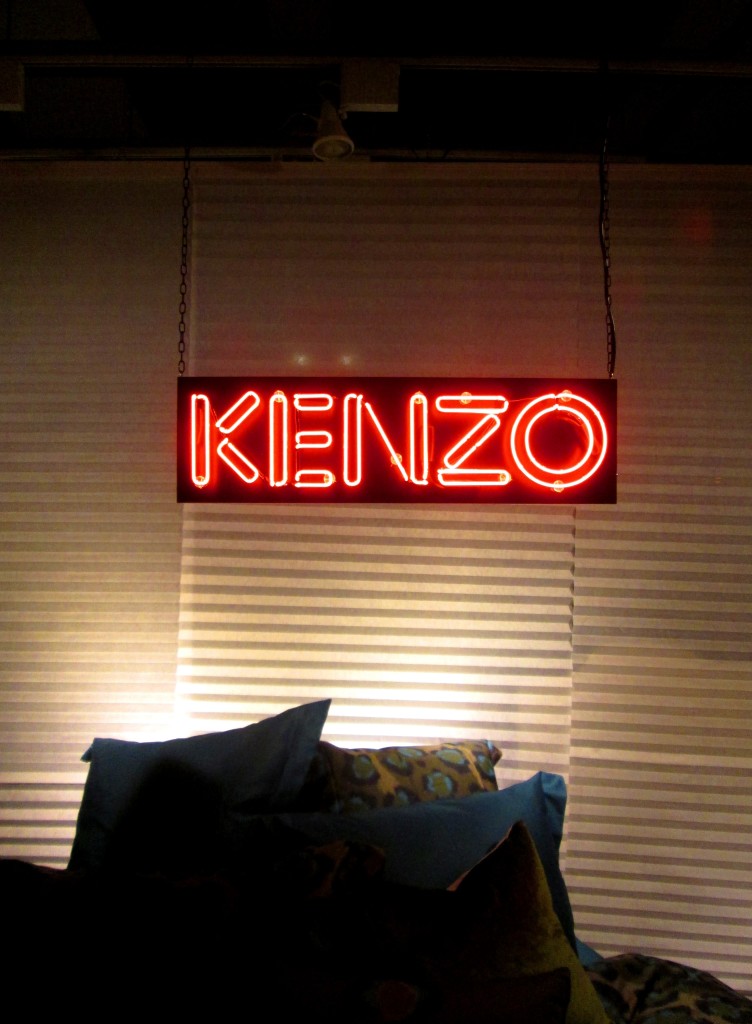 Red Neon Tuesday 043